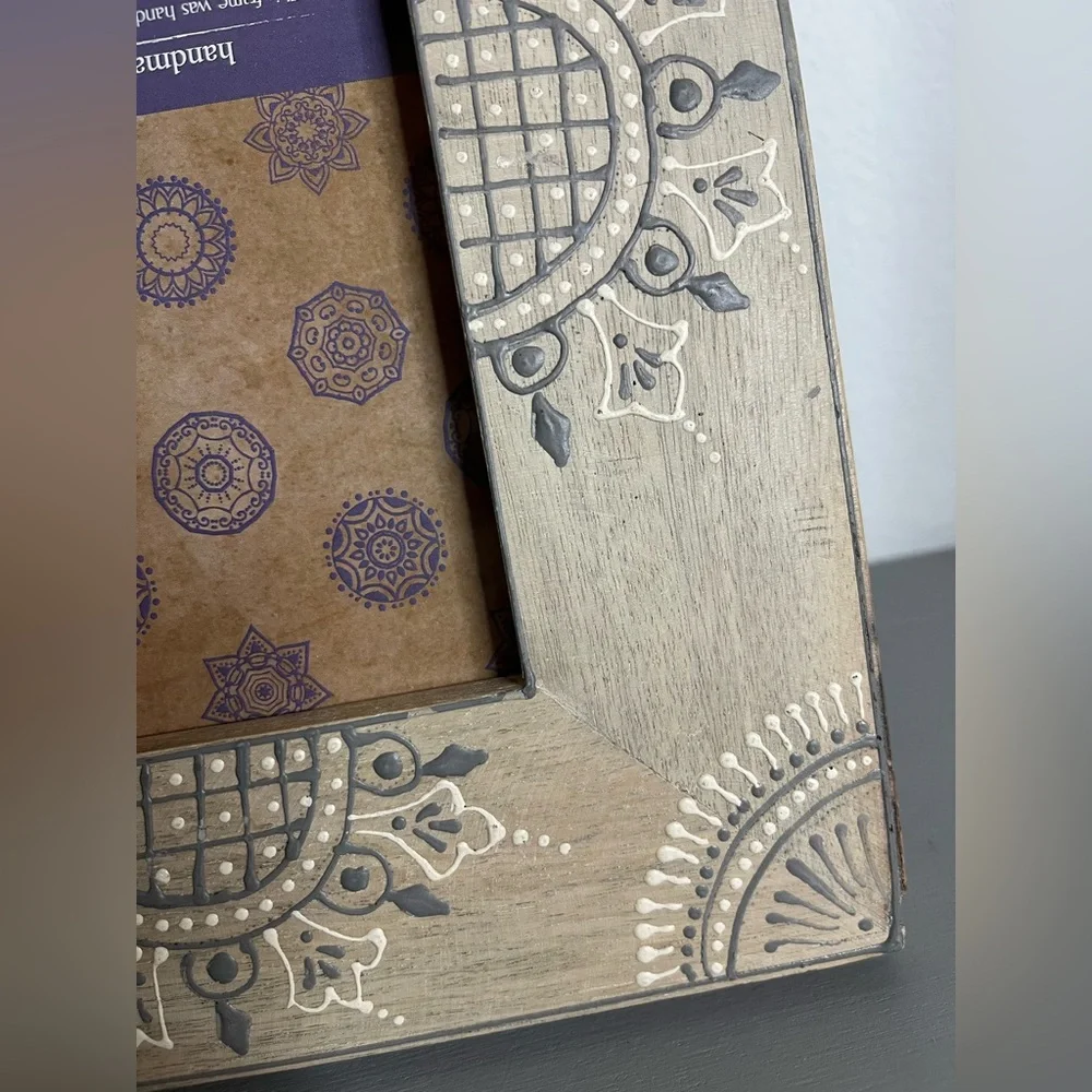 Photo Frame Gray Stained Wood With Delicate Dark Gray and White Design India 4x6